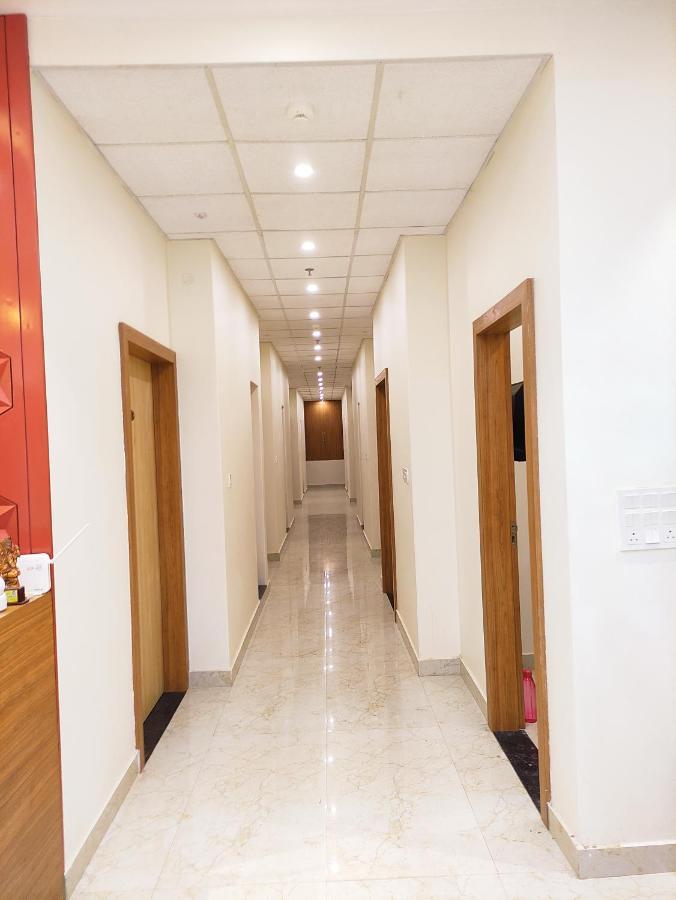 Hotel Satsang Grand Варанаси Екстериор снимка