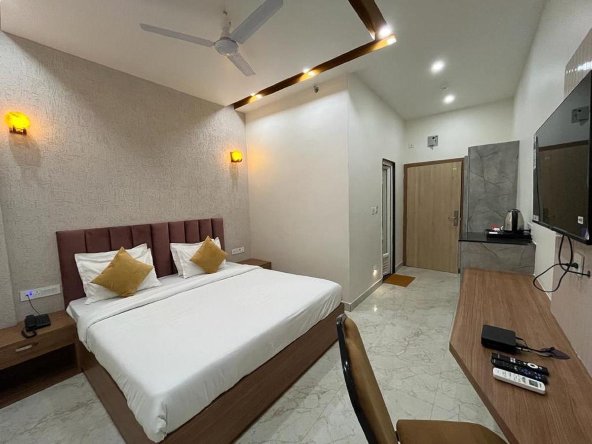 Hotel Satsang Grand Варанаси Екстериор снимка