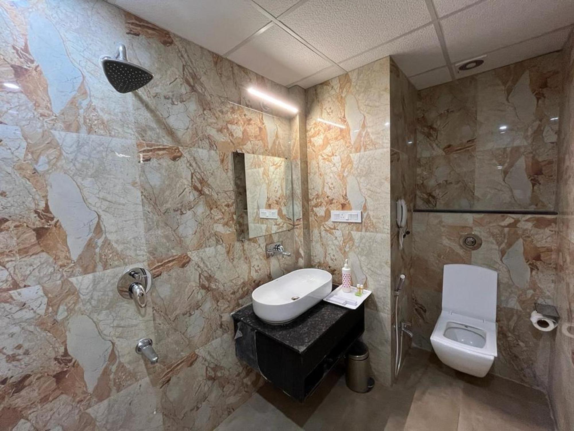 Hotel Satsang Grand Варанаси Екстериор снимка