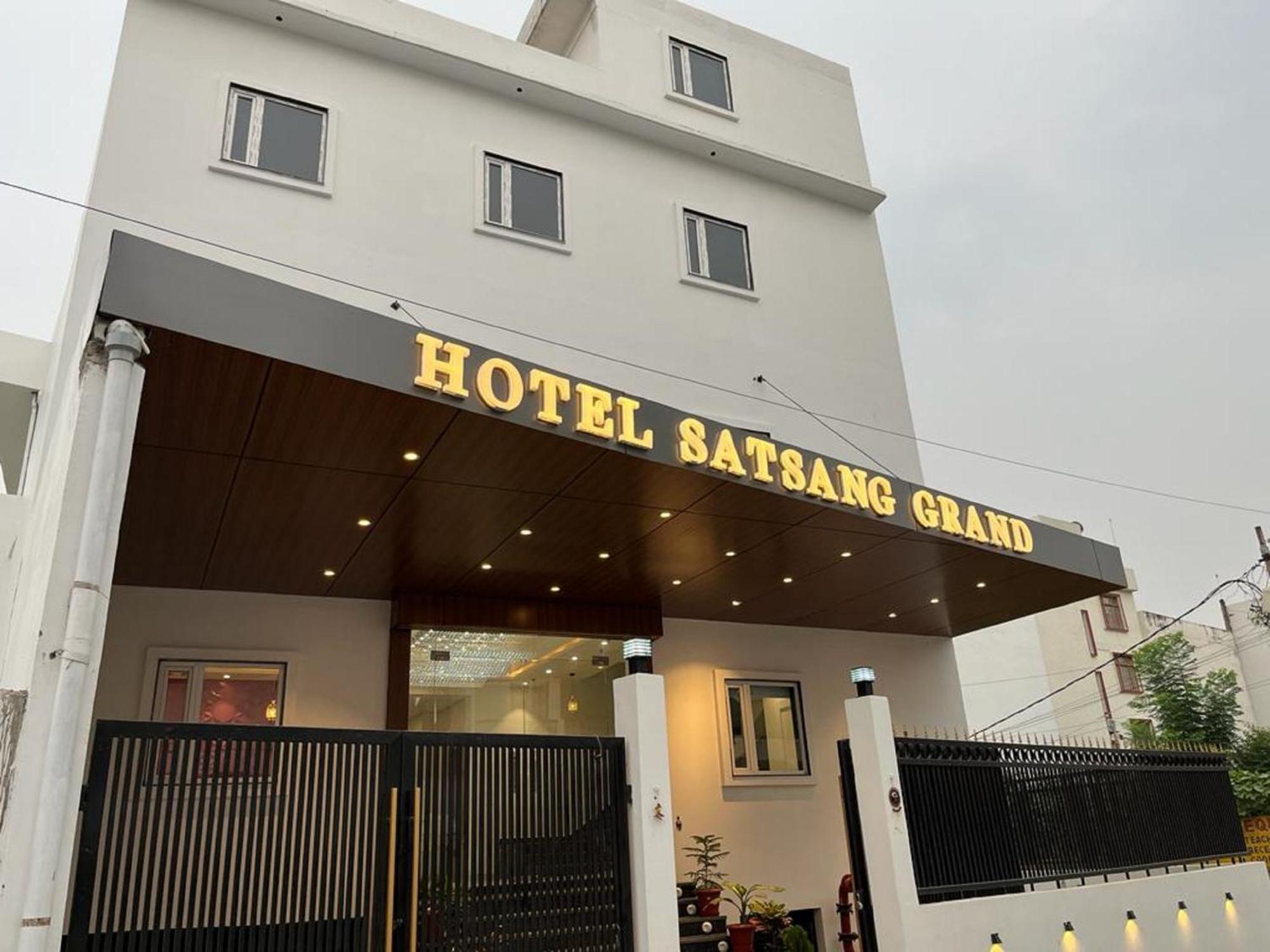 Hotel Satsang Grand Варанаси Екстериор снимка