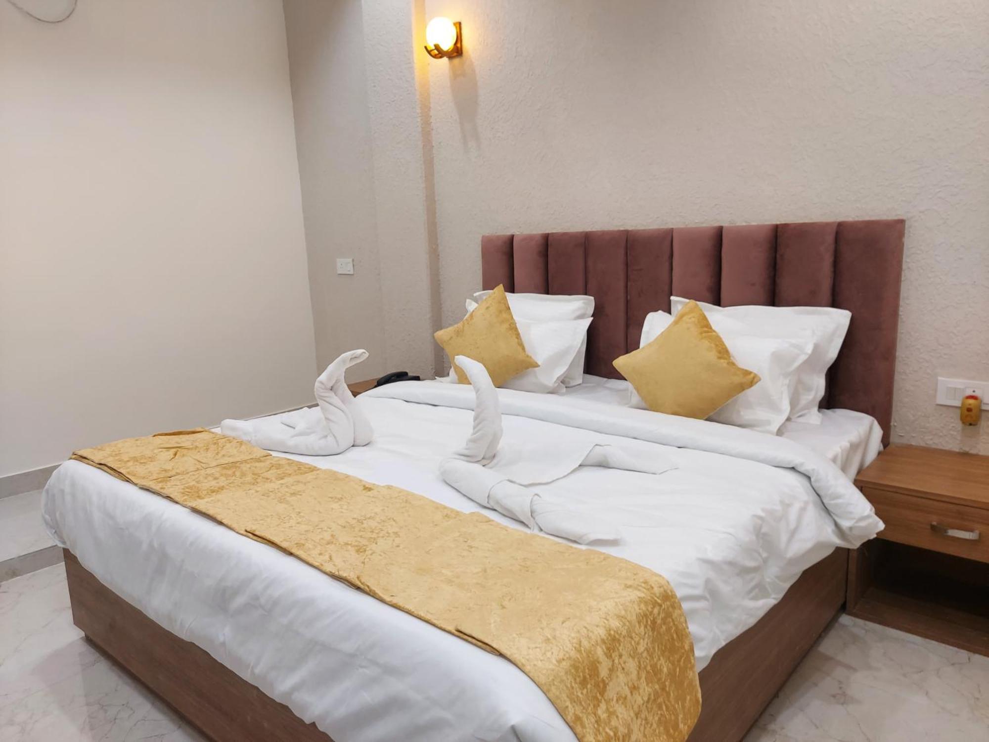 Hotel Satsang Grand Варанаси Екстериор снимка