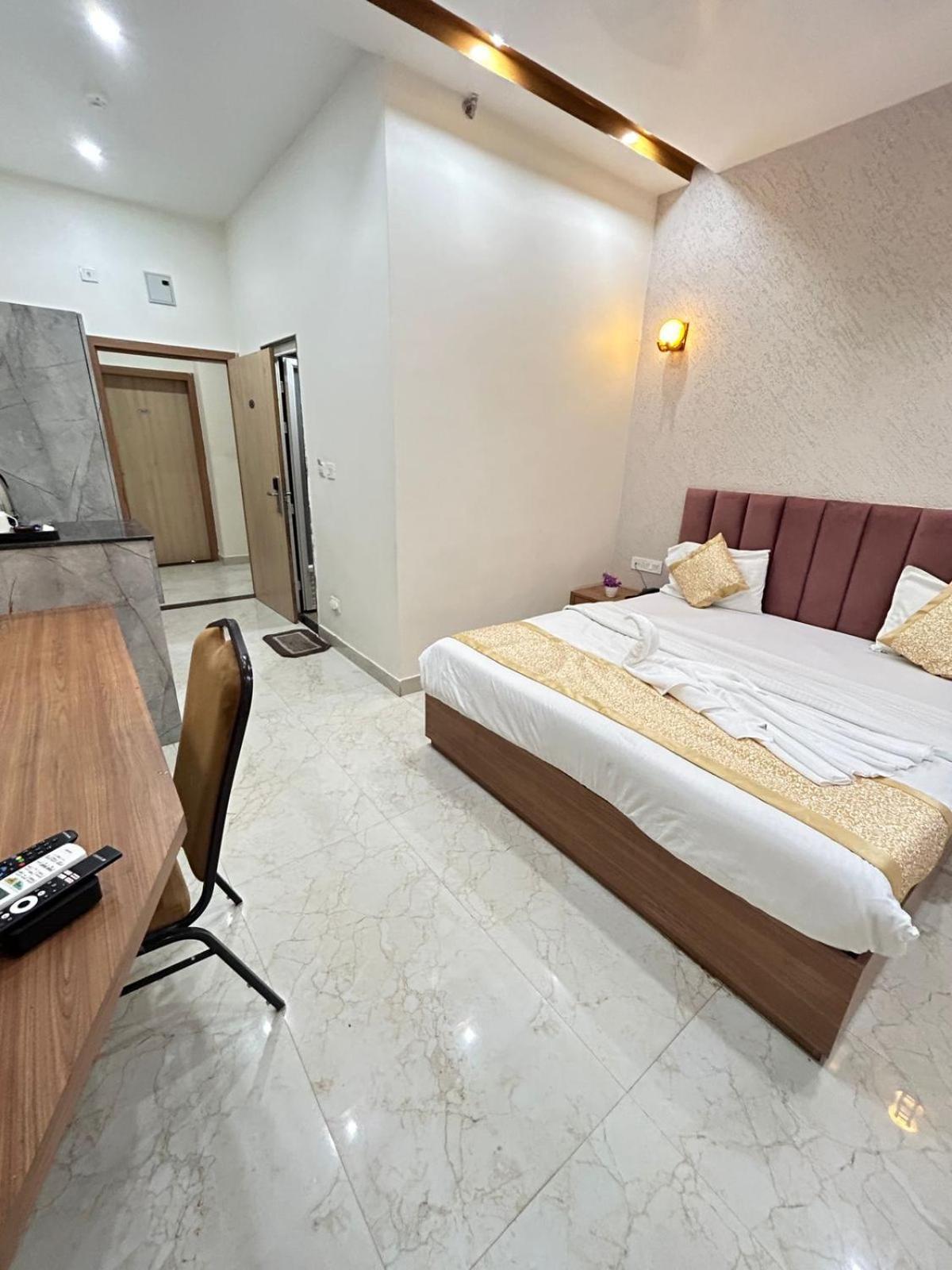 Hotel Satsang Grand Варанаси Екстериор снимка