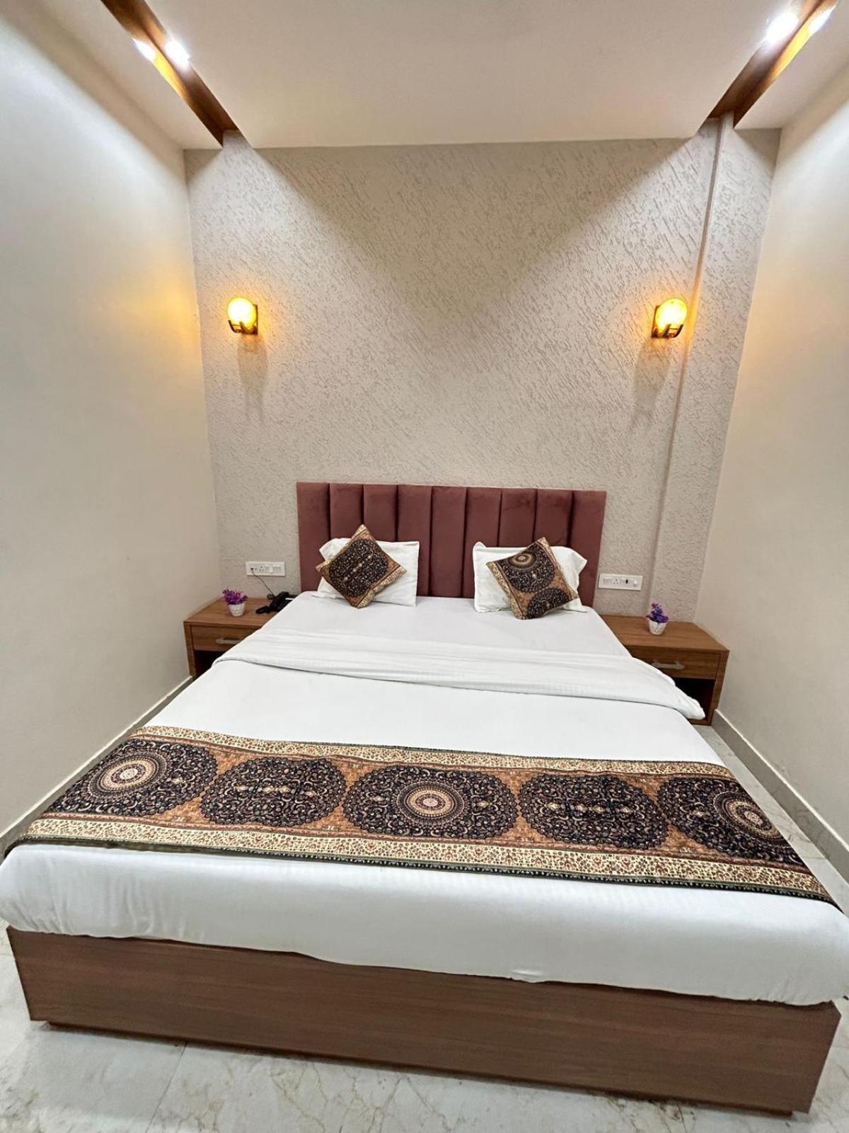 Hotel Satsang Grand Варанаси Екстериор снимка