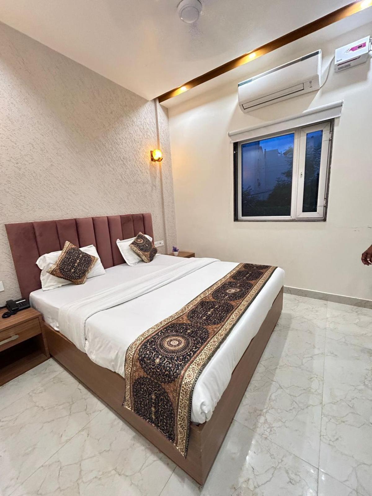 Hotel Satsang Grand Варанаси Екстериор снимка