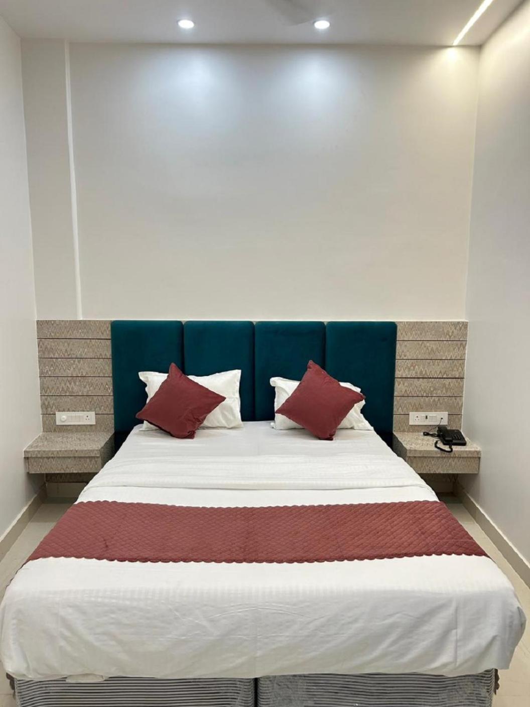Hotel Satsang Grand Варанаси Екстериор снимка